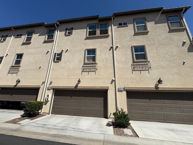 Building Photo - Stunning 3 Bedroom 3.5 Bathroom Townhome i...