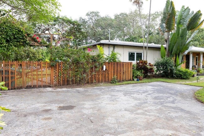 Building Photo - 750 NE 120th St