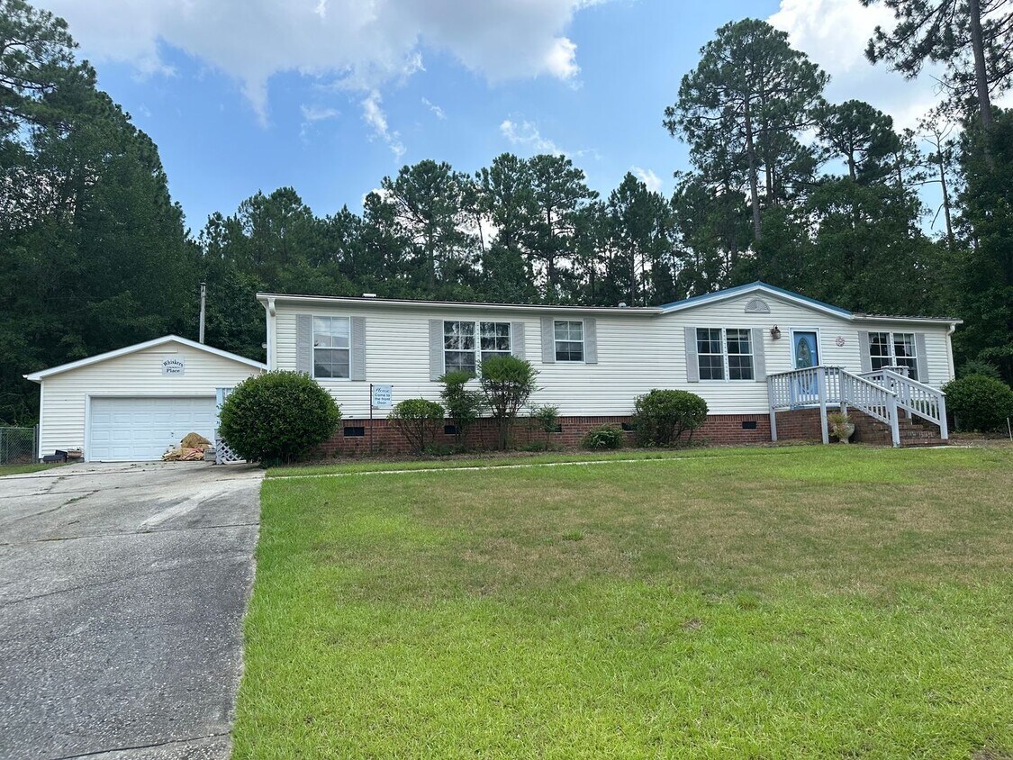 Foto principal - 4 bedroom 2 bathroom spacious home!