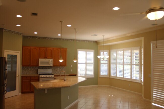 Building Photo - Gorgeous 2 Bedroom plus an Office, 2 Bathr...