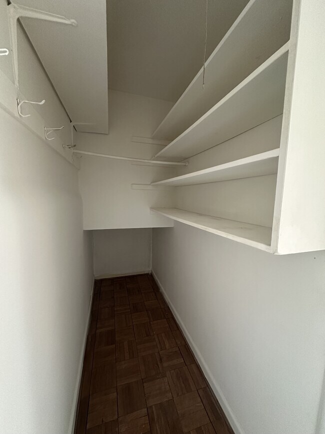 Foto del edificio - 704 Chaney Drive1