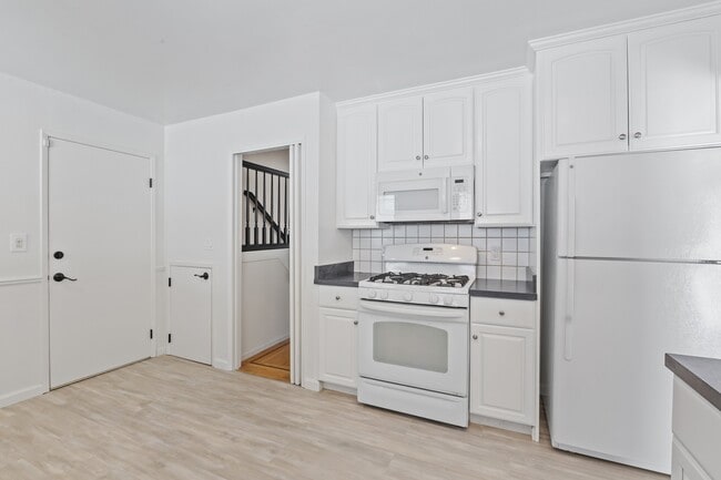 kitchen - 208 Ravenswood Ave