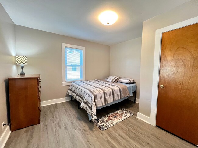 Foto del edificio - This adorable fully furnished 2 bedroom/1 ...