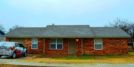 Building Photo - 2110 Lago Trail