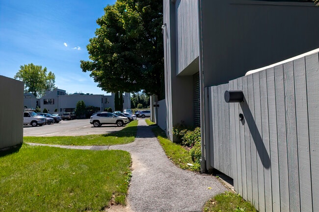 Building Photo - 9 Sandlewood Ln
