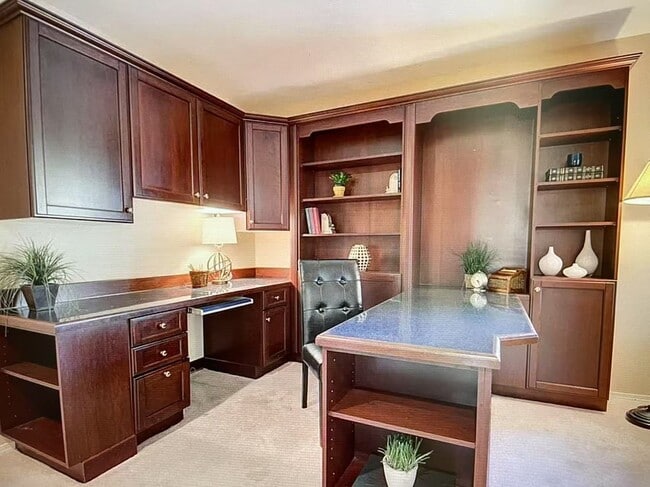 Building Photo - Beautiful 4-bed, 3-bath + 1 office house i...