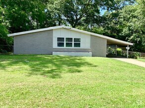Building Photo - 234 Roxbury Dr