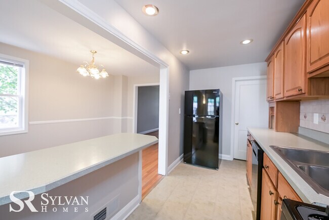Building Photo - Stately 3BR 1.5BA townhome