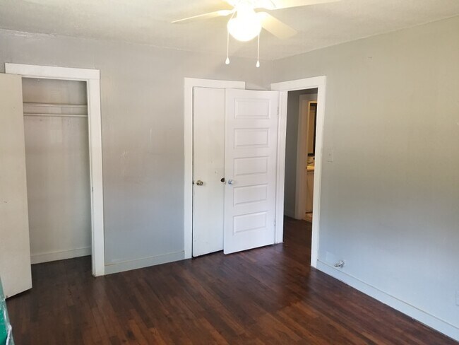 Building Photo - 2319 Banita St
