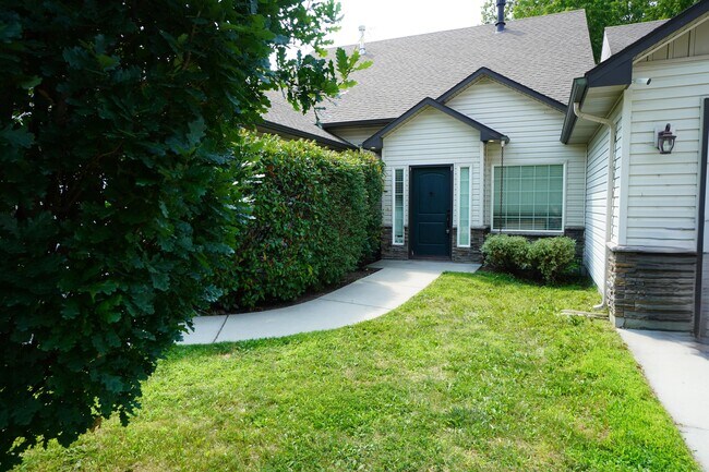 Building Photo - 2107 S Amy Ave