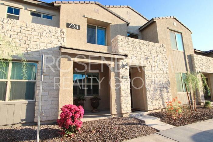 Foto principal - Stunning 3-beds, 2.5-baths townhome in the...