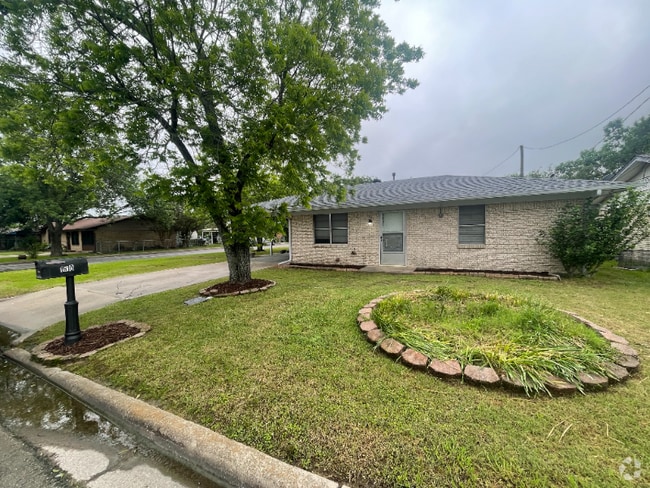 Building Photo - 1610 Dellis St