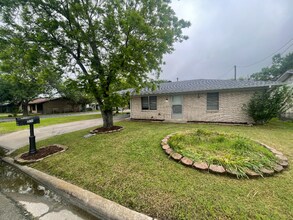 Building Photo - 1610 Dellis St