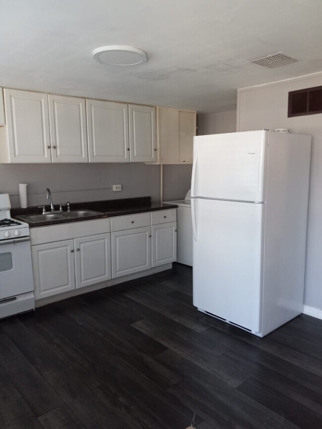 Building Photo - 802 Regis
