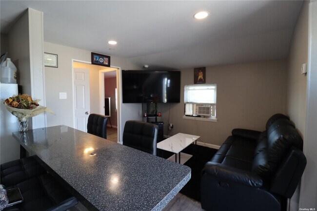 Building Photo - 94 4th Ave