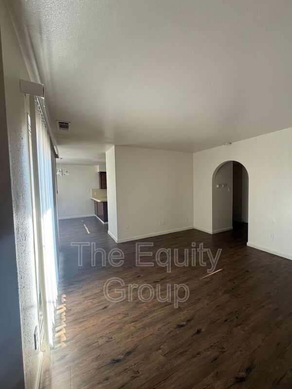 Foto del edificio - 530 E Myrtle Ave