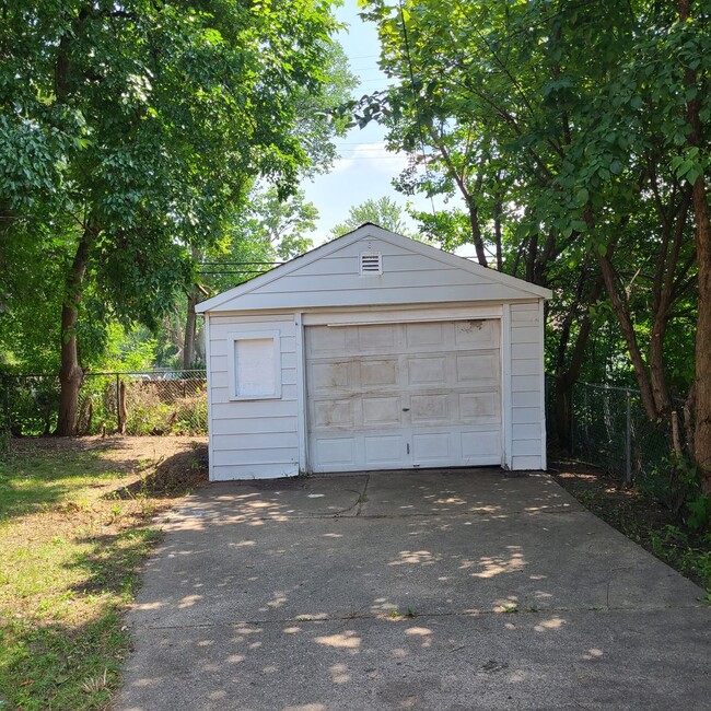 Building Photo - 3 bedroom 1 bath house for lease.  Section...