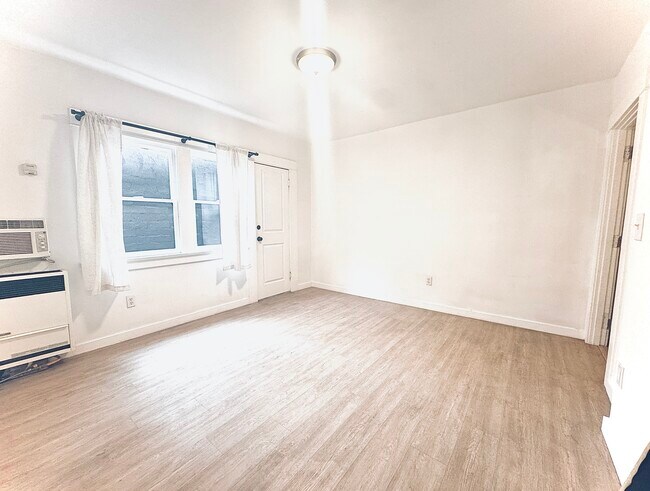 Sala de estar - 1110 N Sweetzer Ave