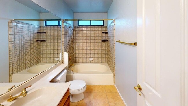 Building Photo - Well-maintained 3x2 single-family Windsor home