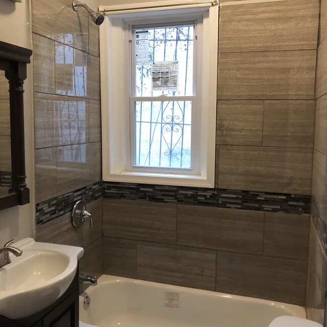 Baño recién reformado - 2255 N Uber St