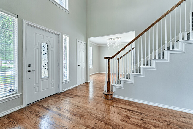 Building Photo - 2558 Middleton Dr