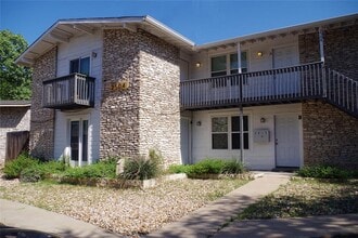 Building Photo - 2504 Manor Cir
