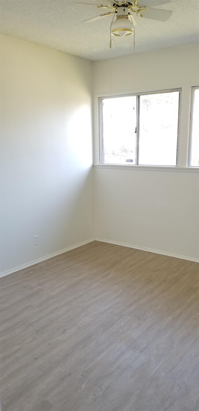 Foto del edificio - 10039 Montgomery Ave