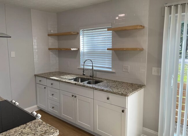 Building Photo - 1642 Main St