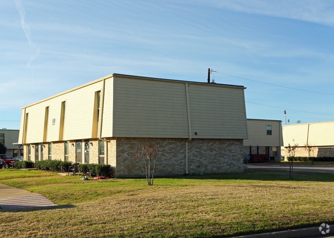 Building Photo - Crestmoor Park South