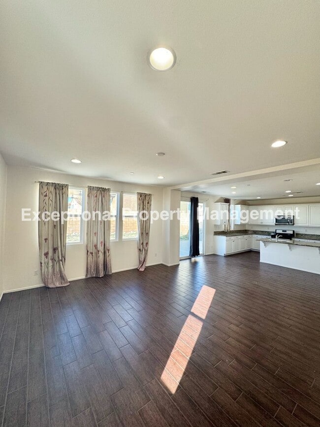 Foto del edificio - Read to move in 4 bedroom 3 bath home with a den
