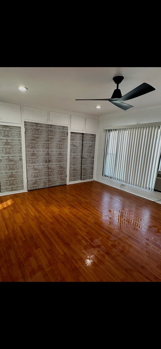 Foto del edificio - 323 N Chevy Chase Dr