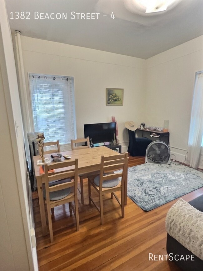 Foto del edificio - 1382 Beacon St