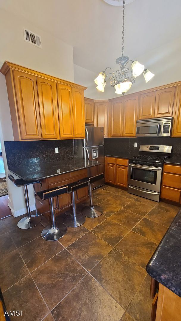 Foto del edificio - 4 br, 1 bath House - 2550 Sutter #A