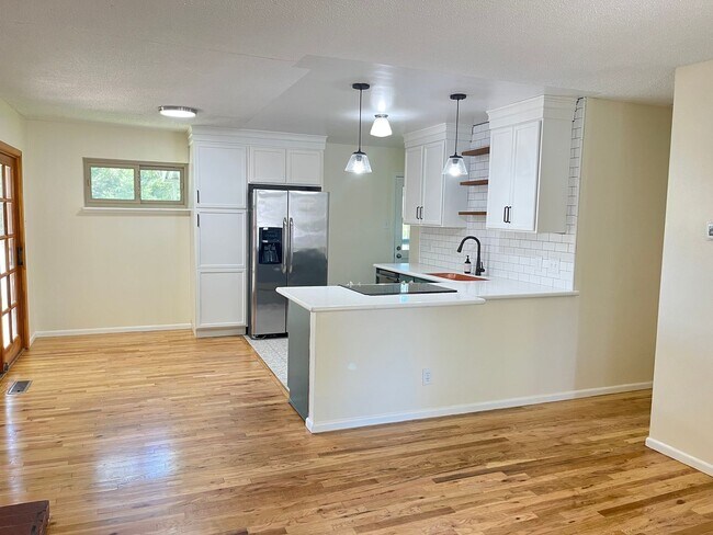 Foto del edificio - Charming 3-Bedroom Home - Close to Everything - Tons of Upgrades