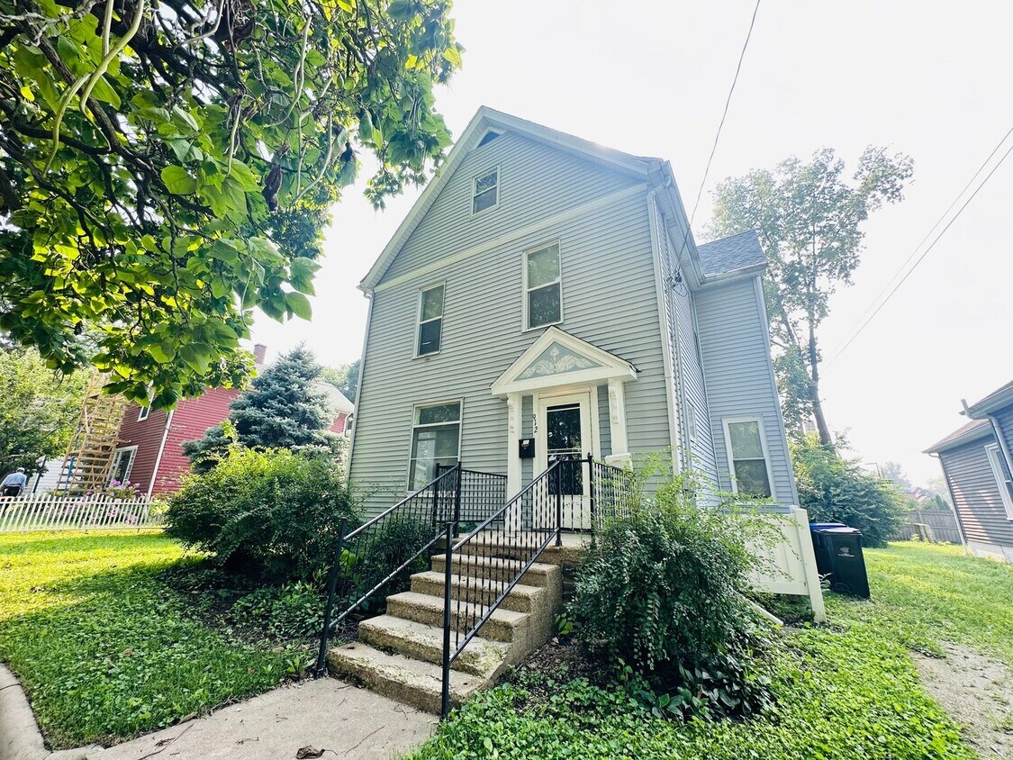 Primary Photo - 912 N Madison St