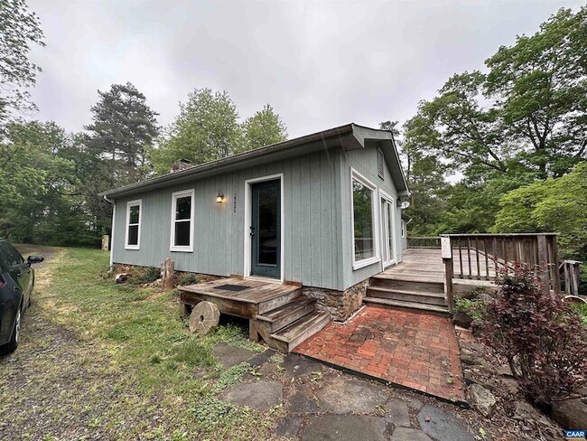 Building Photo - 1127 Round Hill Dr