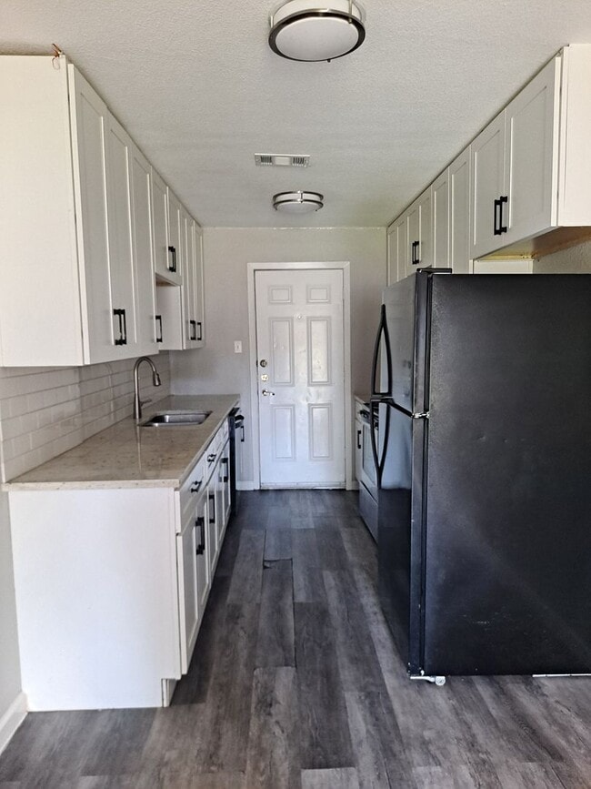 Building Photo - 815 Bluebird Dr