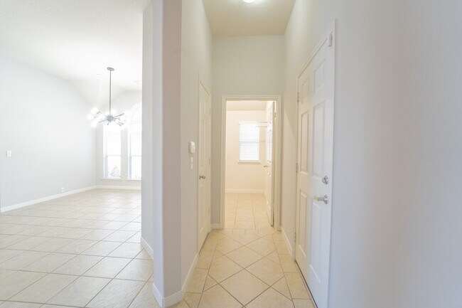 Building Photo - 2910 Sandleigh Dr