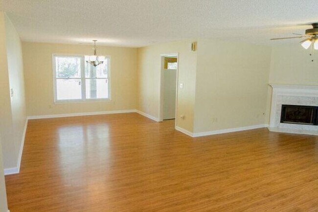 Foto del edificio - Spacious One Level Home on E. University