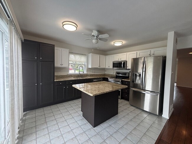 Building Photo - Welcome Home- 3 bedroom 2.5 bath updated a...