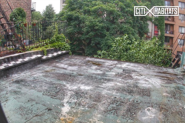 Foto del edificio - 271 E 7th St