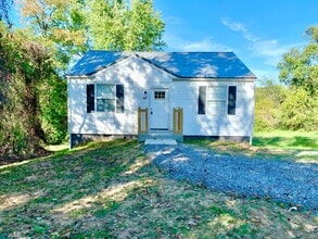 Building Photo - 47 Maple St