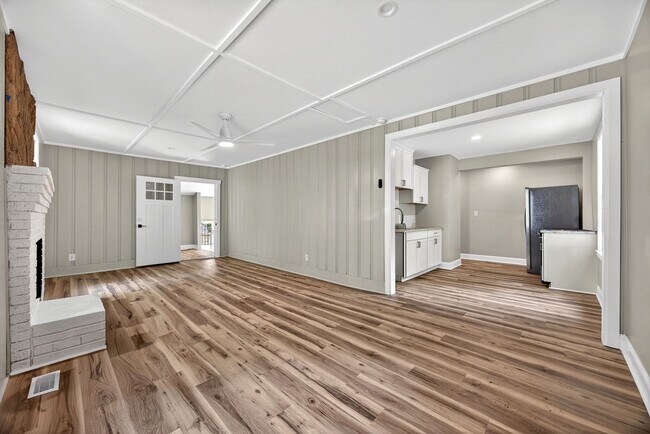 Foto del edificio - 2218 Holt Dr