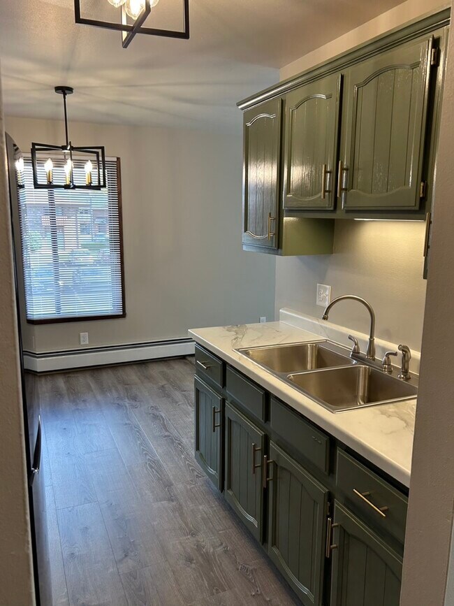 Foto del edificio - 2125 Camelot Court