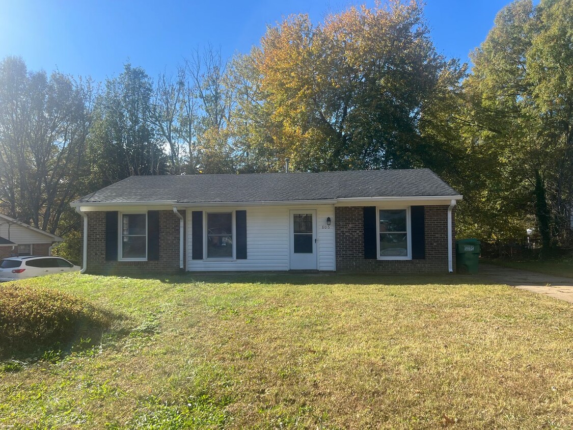 Foto principal - 3 bedroom 1.5 bath brick & vinyl ranch on ...