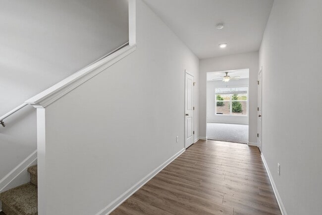 Building Photo - Lovely 3 BR, 2.5 BA Townhome, Centrally lo...