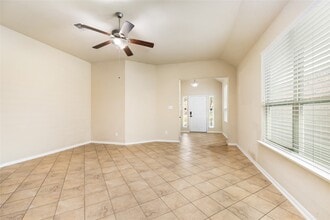 Building Photo - 9420 Savannah Holly Dr