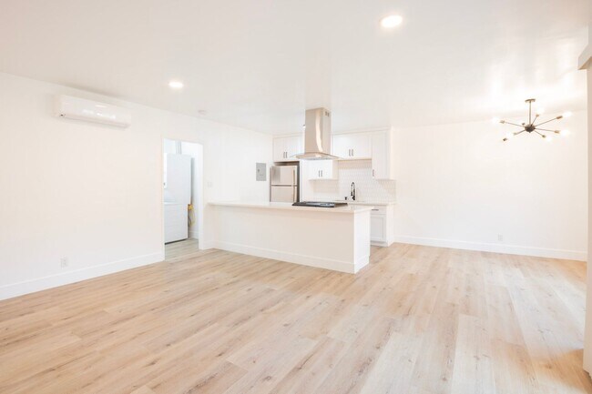 Building Photo - Recently Renovated 1 Bed / 1 Bath Apartmen...