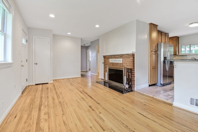 Building Photo - Charming Rambler - Close to Downtown Silve...