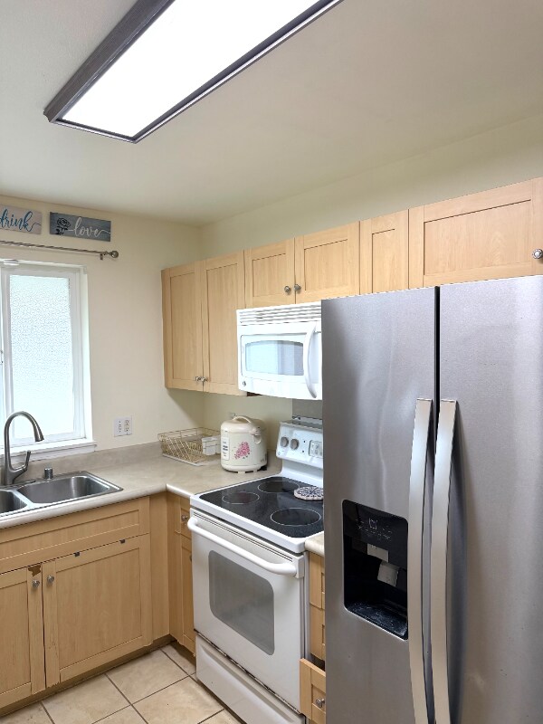 Foto del edificio - 647 Meakanu Ln